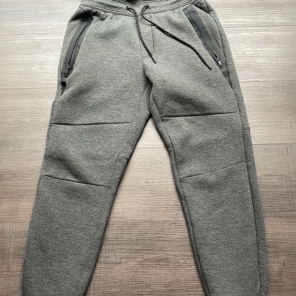Mens small charcoal gray joggers, from American Eagle Outfitters.